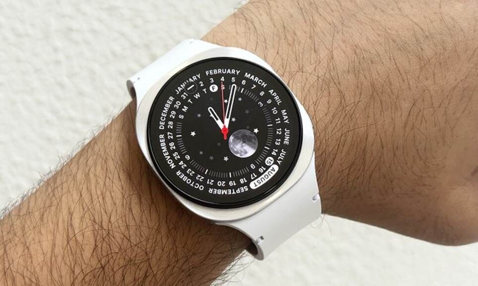 Samsung Galaxy Watch 8 trên cổ tay.