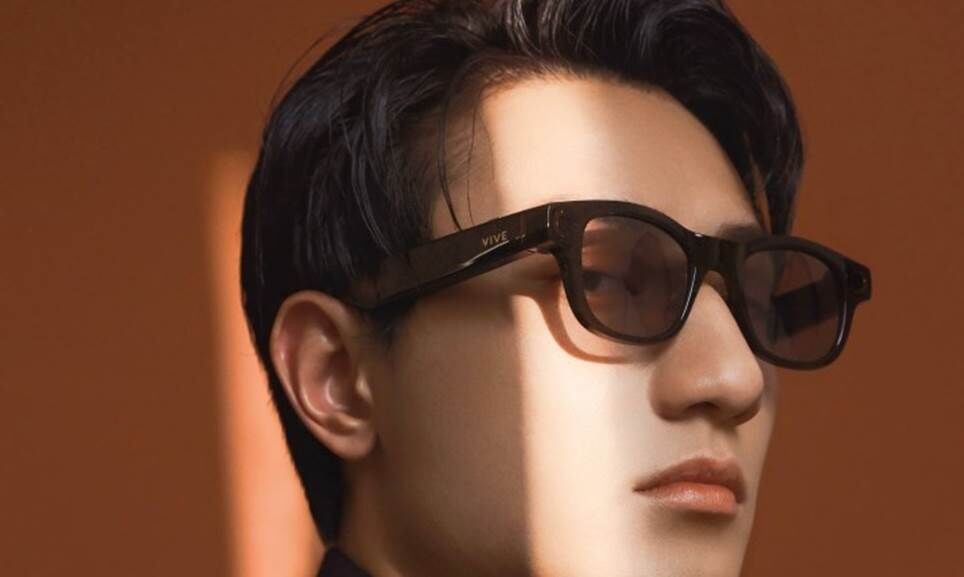 Một người đàn ông đeo kính thông minh HTC Vive Eagle