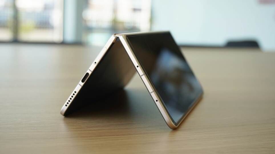 Thiết kế mỏng và cổng USB-C trên Galaxy Z Fold 7