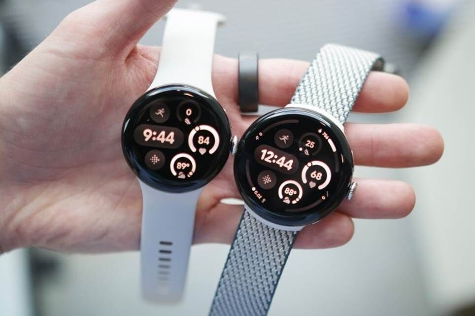 Hai mẫu Google Pixel Watch 3 45mm và 41mm được đặt cạnh nhau.