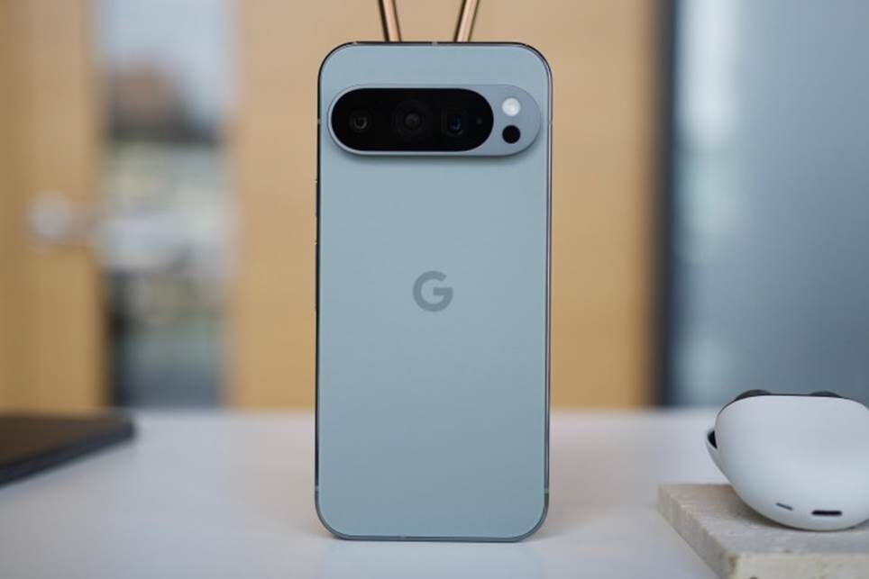 Google Pixel 9 Pro đứng thẳng trên bàn.