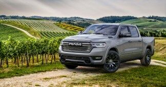 Một chiếc Ram 1500 Ramcharger đời 2025 nằm trong một vườn nho.