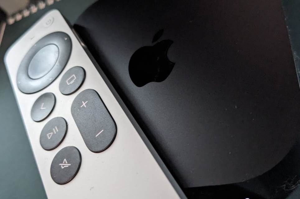 Một chiếc điều khiển từ xa của Apple nằm trên Apple TV 4k.