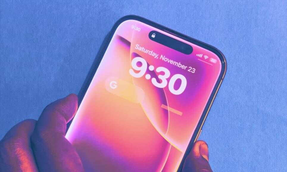 Kéo Siri lên trên màn hình khóa của iPhone.