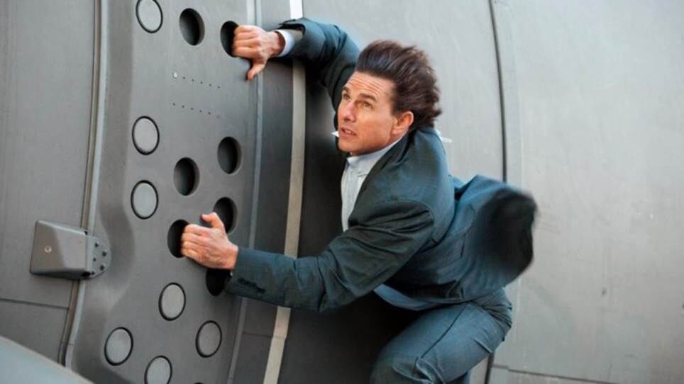 Tom Cruise nắm chặt tay lái trong phim Mission: Impossible Rogue Nation.