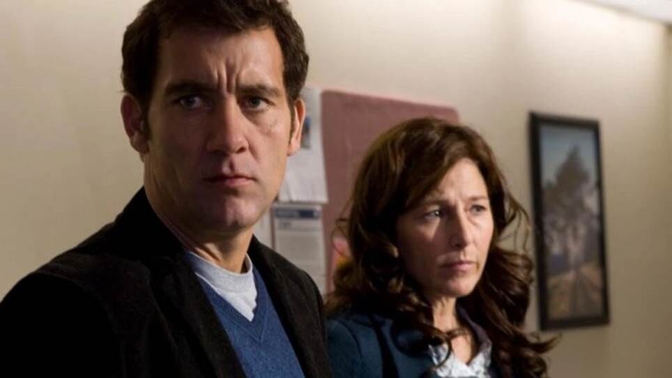 Clive Owens và Catherine Keener trong Trust.