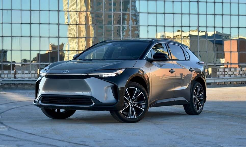 Góc nhìn ba phần tư phía trước của Toyota bZ4X 2023.