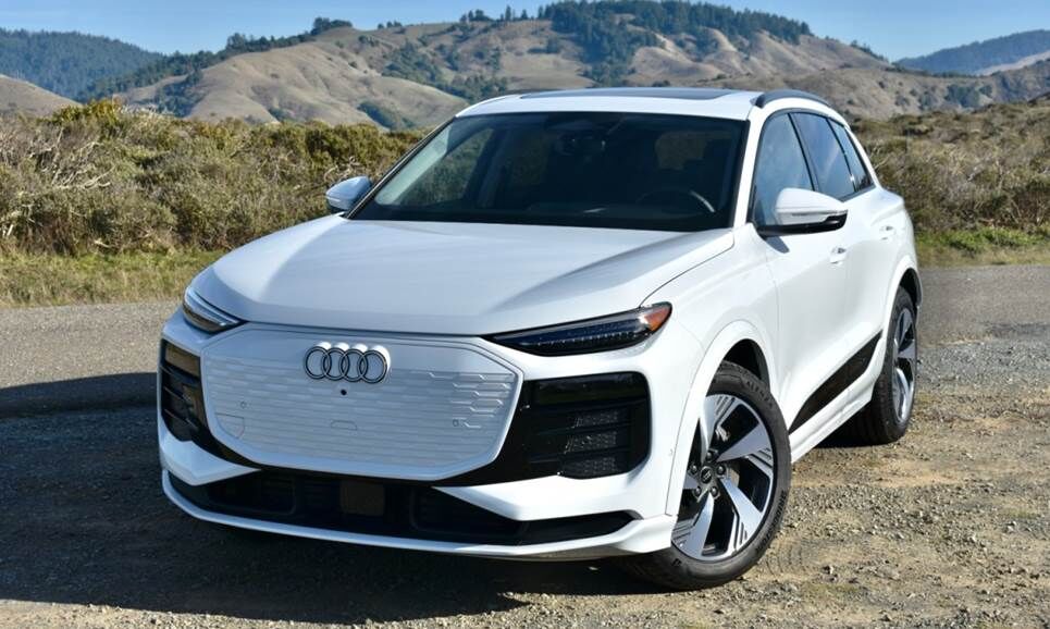 Góc nhìn phía trước của Audi Q6 e-tron 2025.