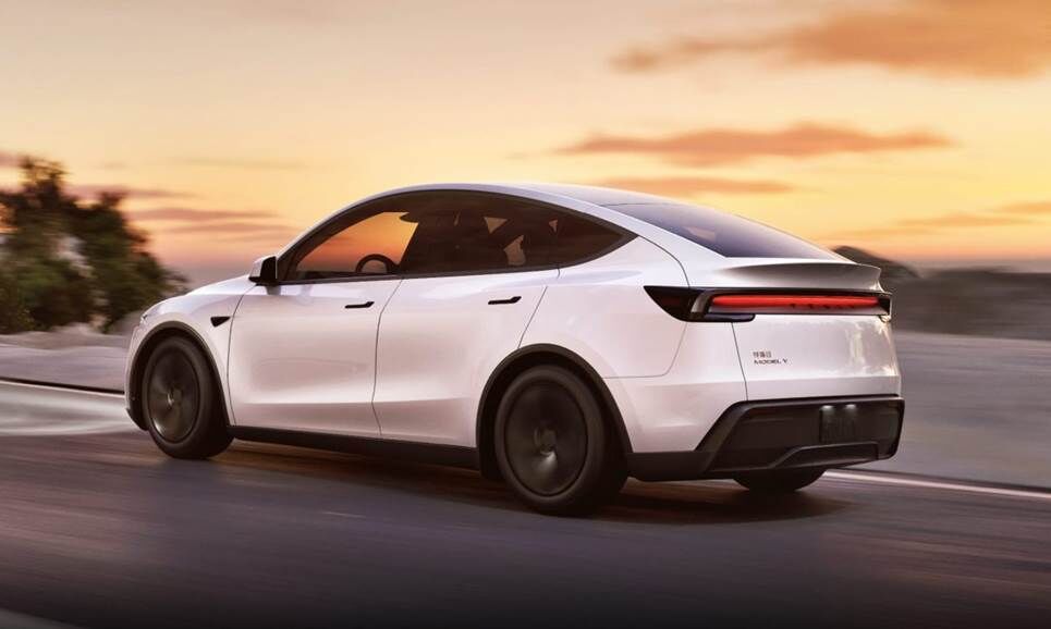 Chiếc Tesla Model Y màu trắng của Juniper đang lái