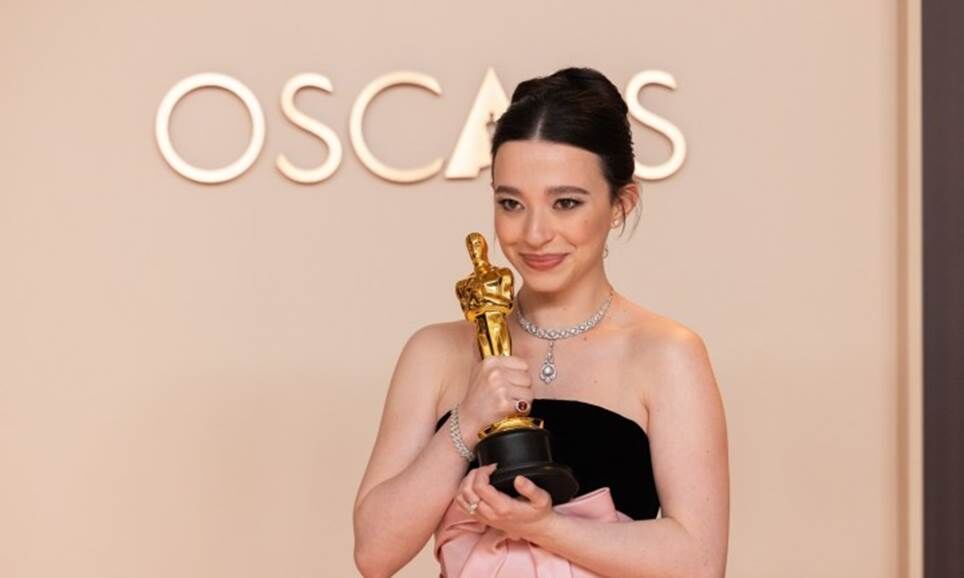 Mikey Madison tạo dáng ở hậu trường với giải thưởng Oscar,