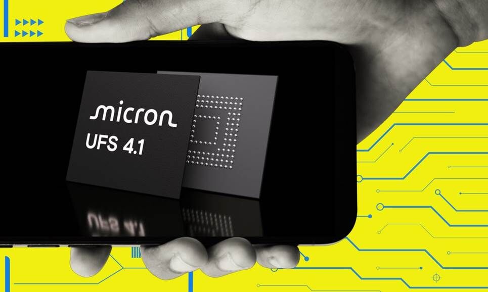 Người cầm điện thoại mô tả mô-đun lưu trữ UFS 4.1 của Micron.