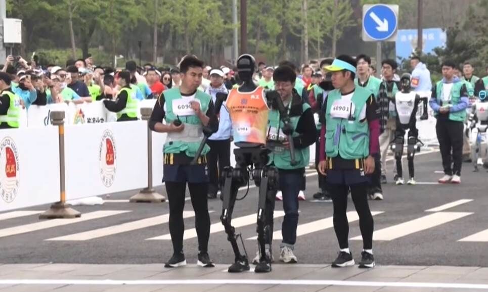 Một robot hình người đang chạy bán marathon.