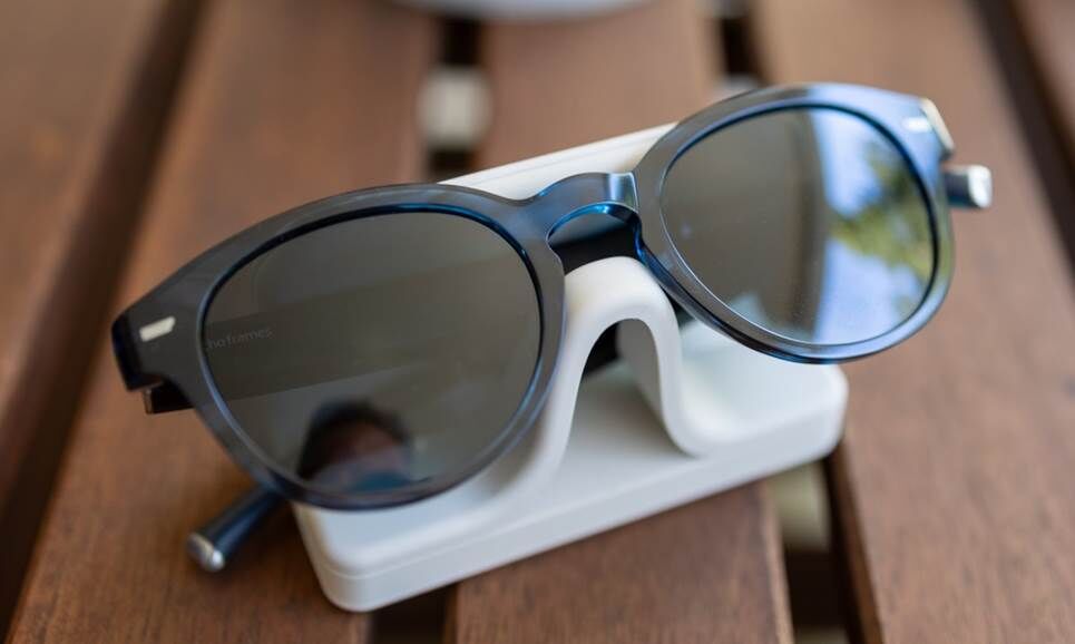 Amazon Echo Frames thế hệ thứ ba đang nằm trên đế sạc.