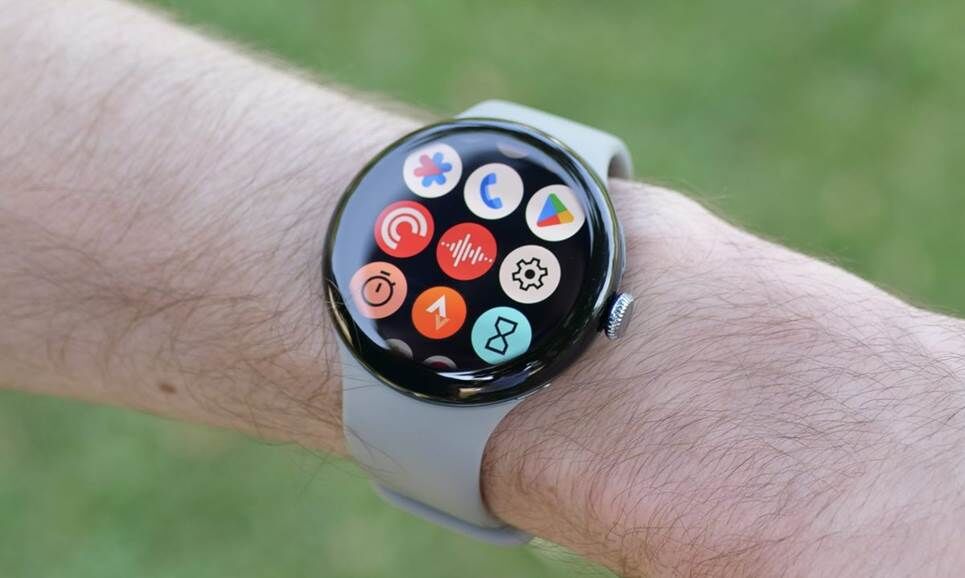 Một người đeo Google Pixel Watch 3, đang chỉ vào ngăn kéo ứng dụng.