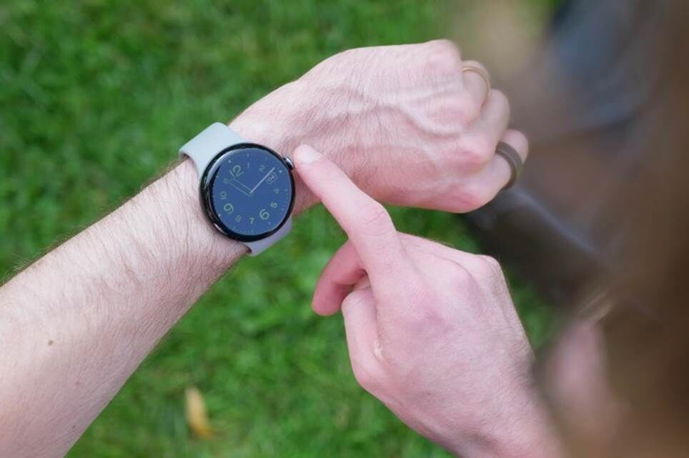 Một người đang sử dụng núm điều chỉnh trên Google Pixel Watch 3.