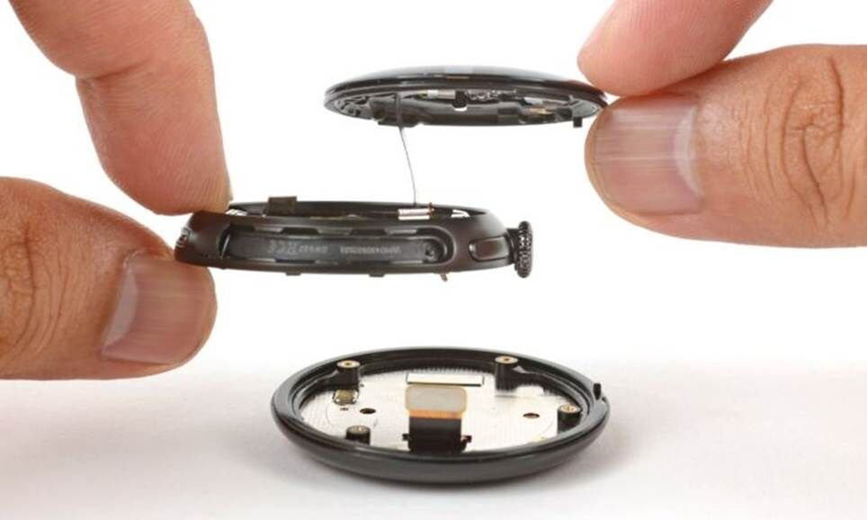 Hình ảnh tháo rời của Google Pixel Watch 4.