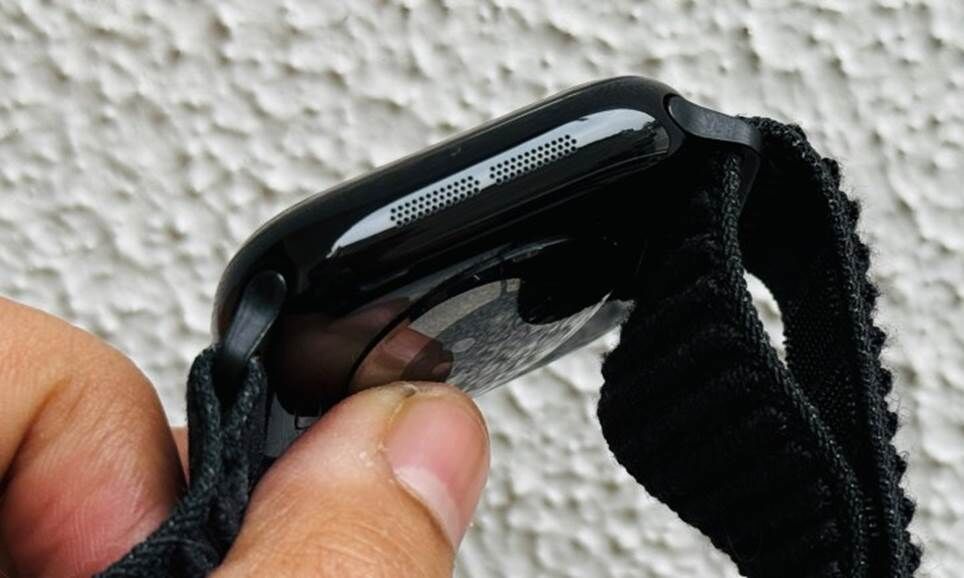 Cụm loa trên Apple Watch Series 11.