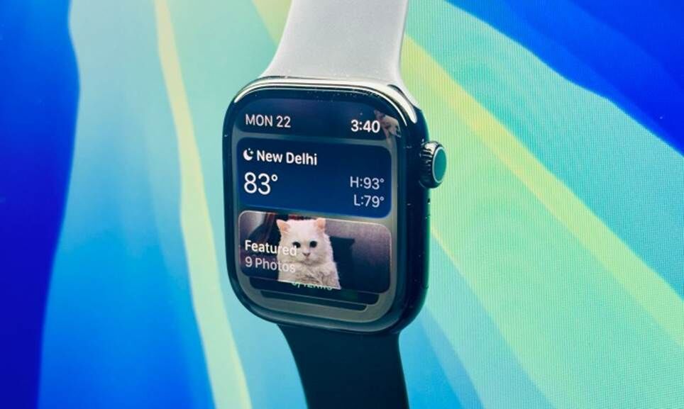 Nhìn từ bên hông Apple Watch Series 11.