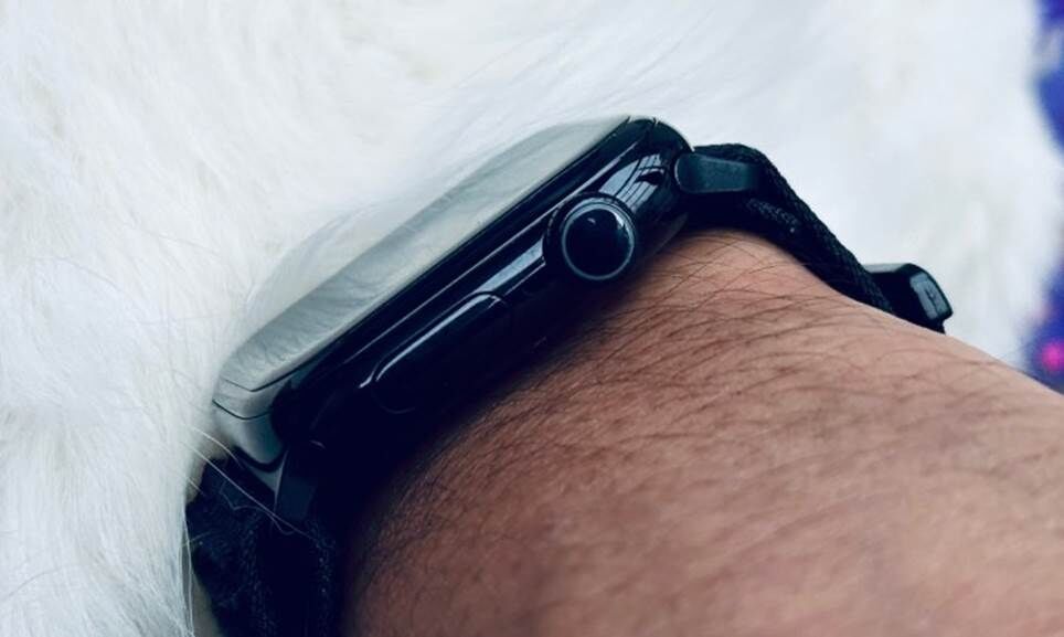 Nút Crown trên Apple Watch Series 11.