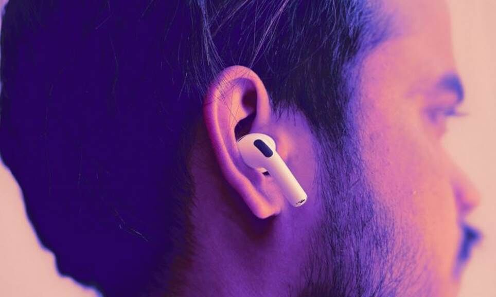 Cận cảnh một người đang đeo AirPods Pro 3