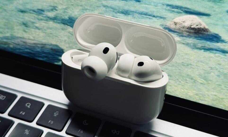 Nhìn từ bên hông của AirPods Pro 3.