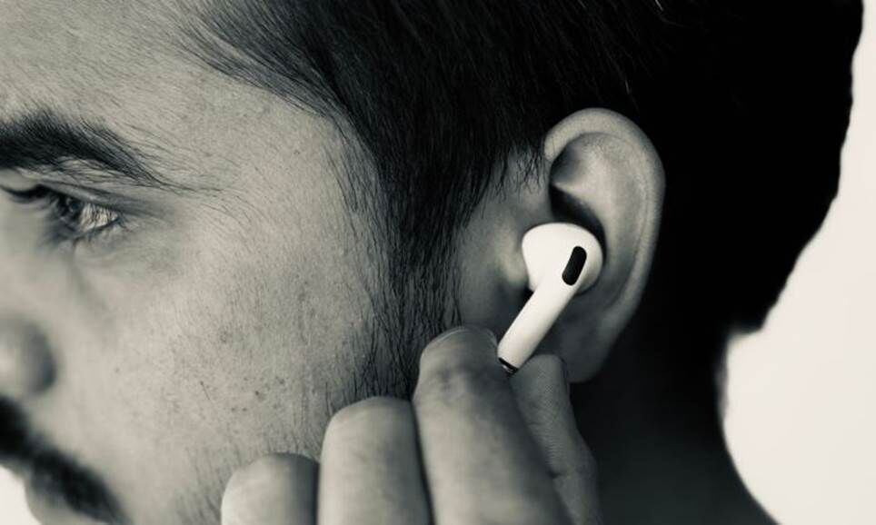 AirPods Pro 3 nhét tai trên người