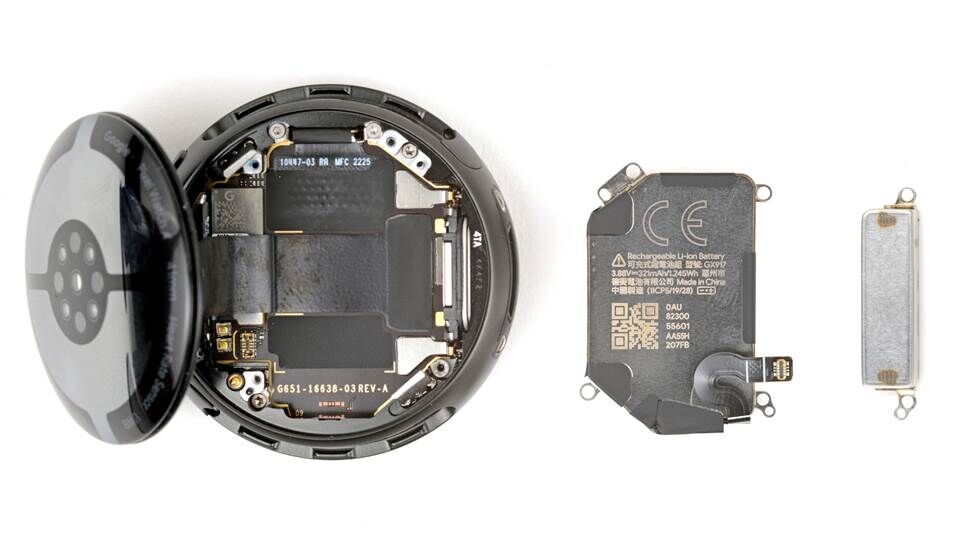 Mặt sau mở của Pixel Watch 4 khi đã tháo rời bộ pin