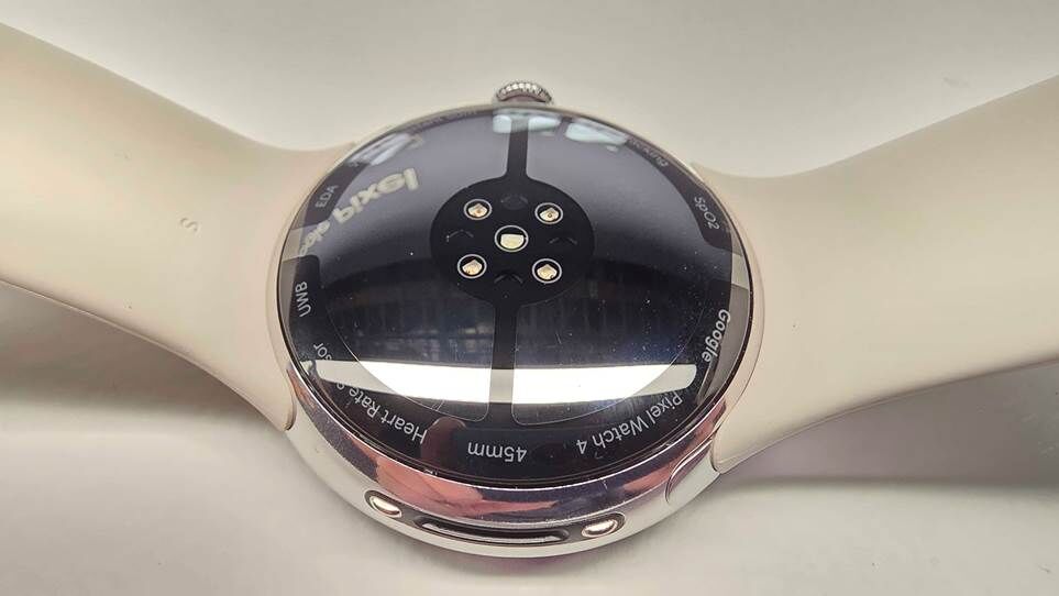 Mặt sau của Google Pixel Watch 4