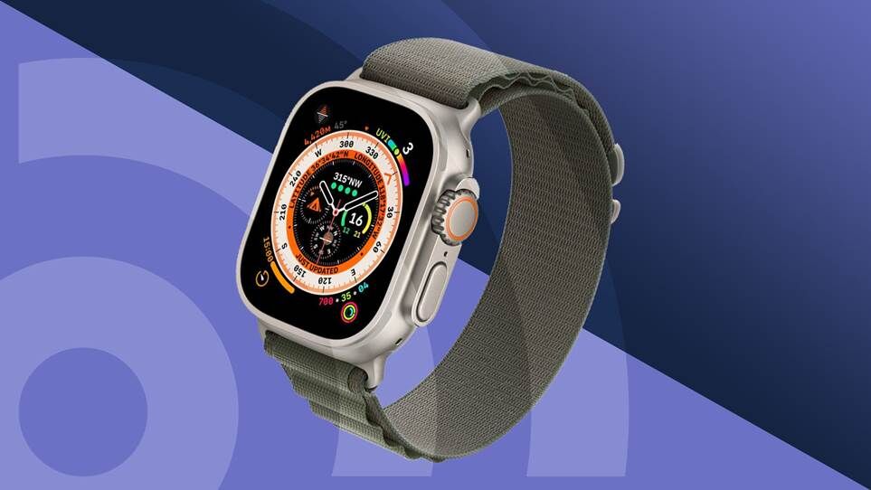 Apple Watch Ultra trên nền TechRadar