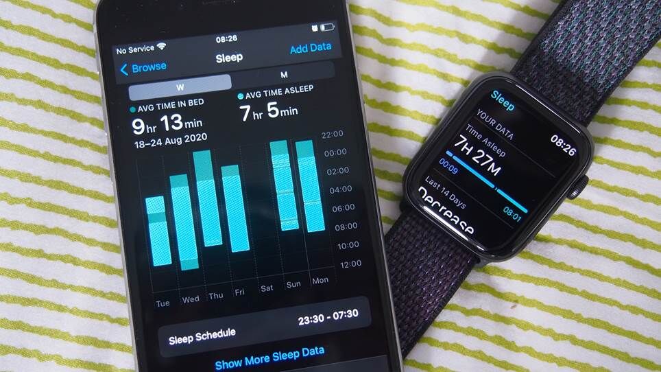 Một chiếc iPhone và một chiếc Apple Watch hiển thị dữ liệu giấc ngủ.