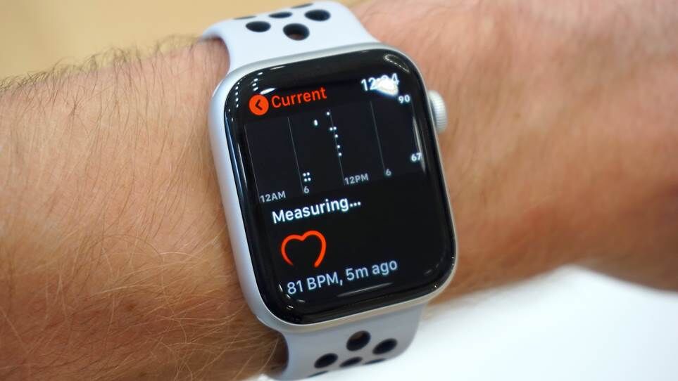 Apple Watch Series 4 đo nhịp tim của người dùng.