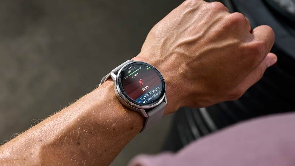 Garmin Venu 4 trên cổ tay