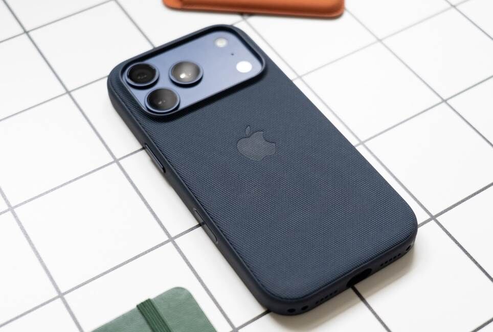 iPhone 17 Pro màu xanh lam trong ốp lưng TechWoven