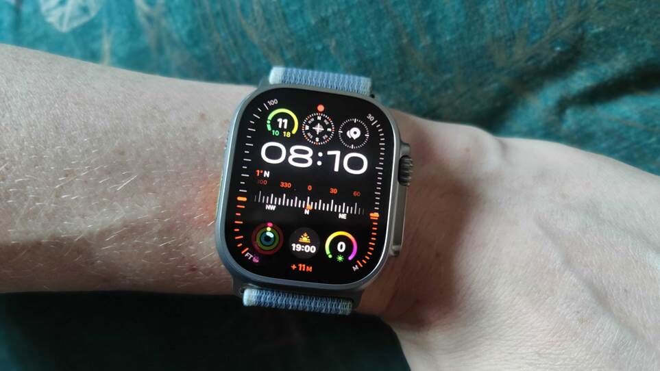 Apple Watch Ultra 2 trên cổ tay của một người