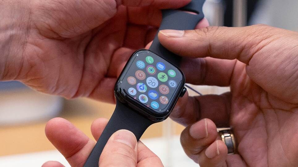Apple Watch Series 10 được cầm trên tay