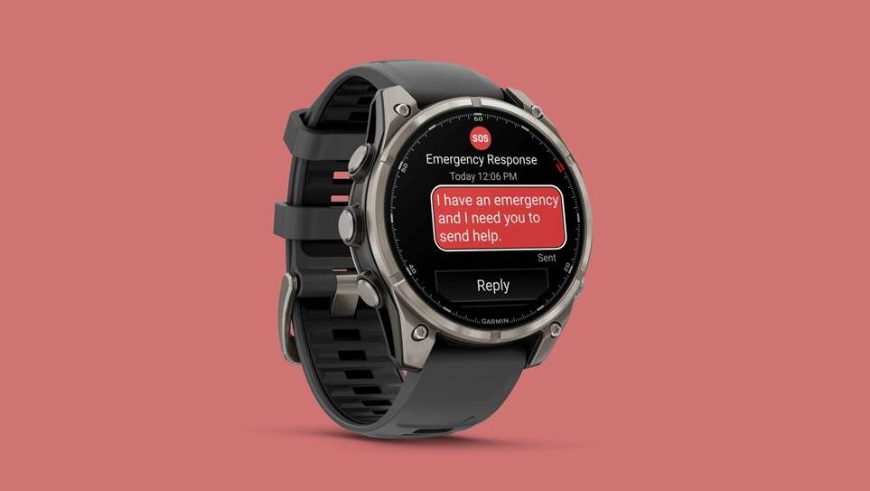 Đồng hồ Garmin Fenix ​​8 Pro trên nền cá hồi