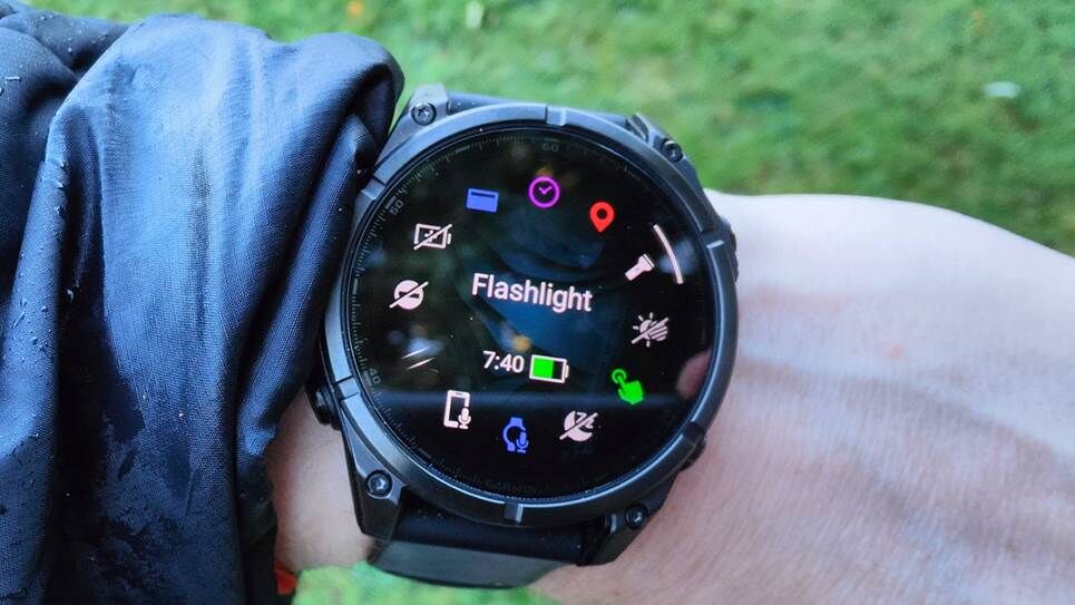 Đồng hồ Garmin Fenix ​​8 AMOLED trên cổ tay