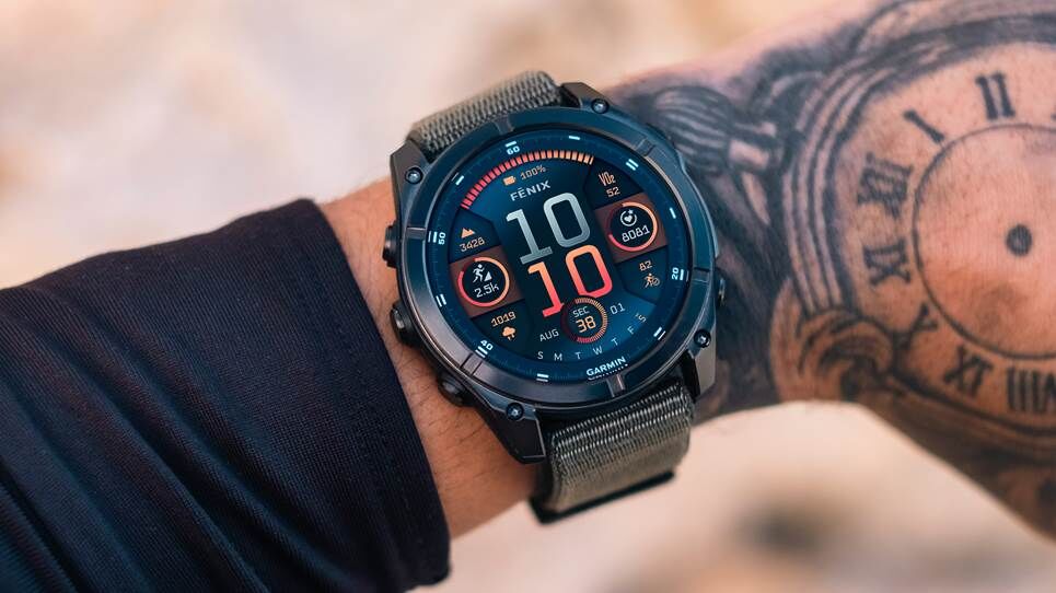Đồng hồ Garmin Fenix ​​8 trên cổ tay của một người đàn ông có hình xăm