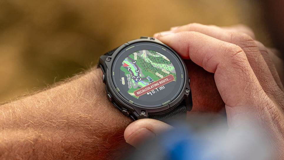 Đồng hồ Garmin Enduro 3 trên cổ tay của một người đàn ông xăm hình