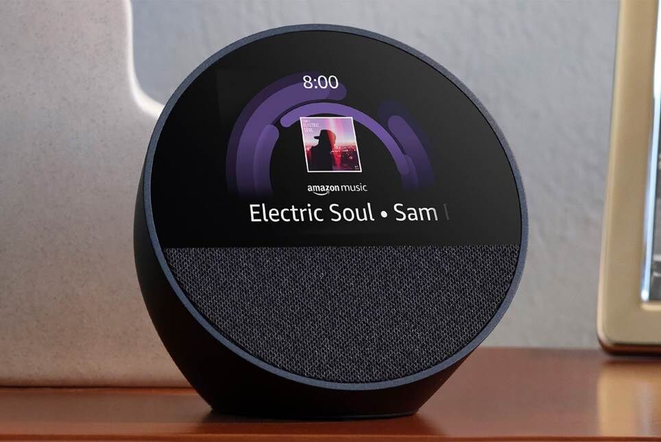 Loa thông minh Amazon Echo Spot đặt trên bàn với bìa và tiêu đề bài hát “Electric Soul” đang phát qua Amazon Music.