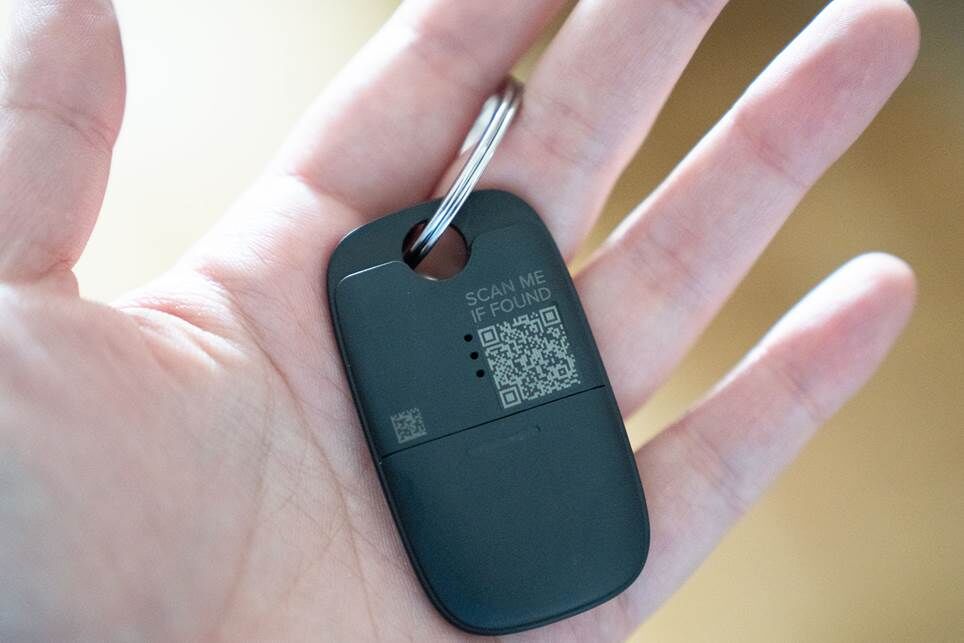 Mặt sau của trình theo dõi Tile có mã QR