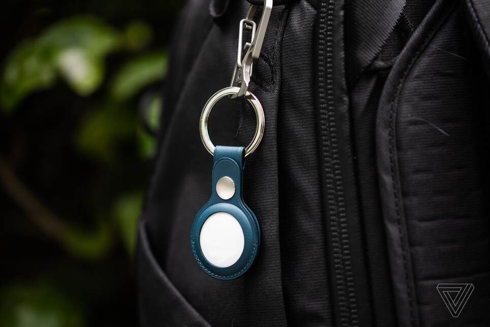 Một AirTag trong phụ kiện móc khóa của Apple