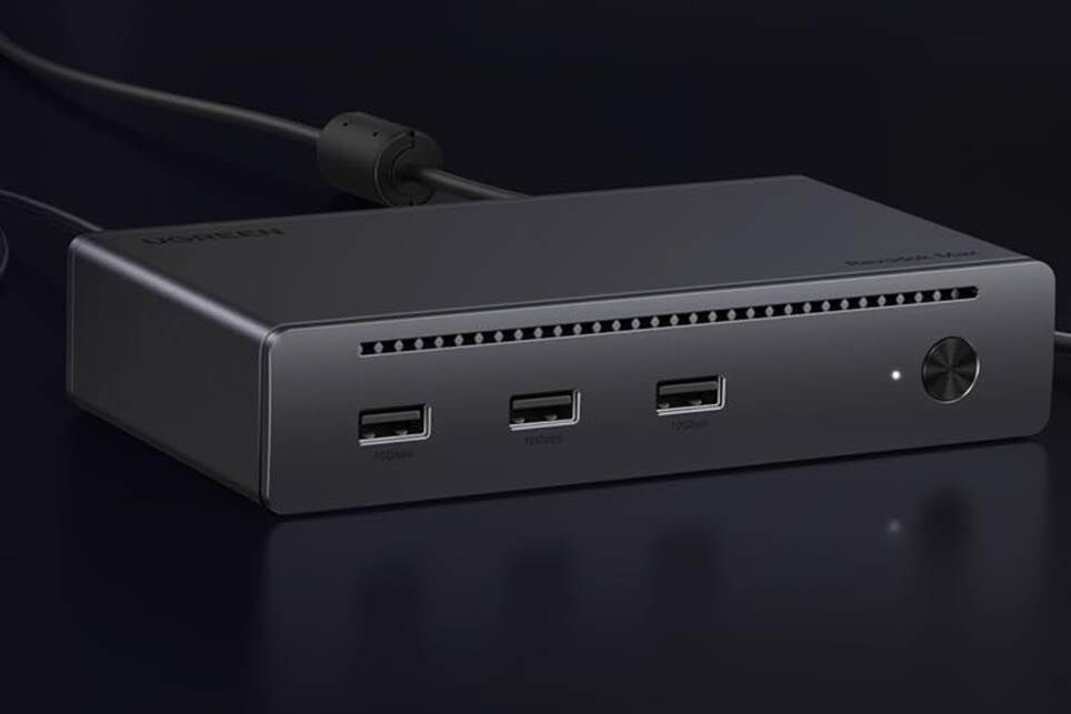 Hub Thunderbolt 4 Revodok Max 208 của Ugreen trên bàn.