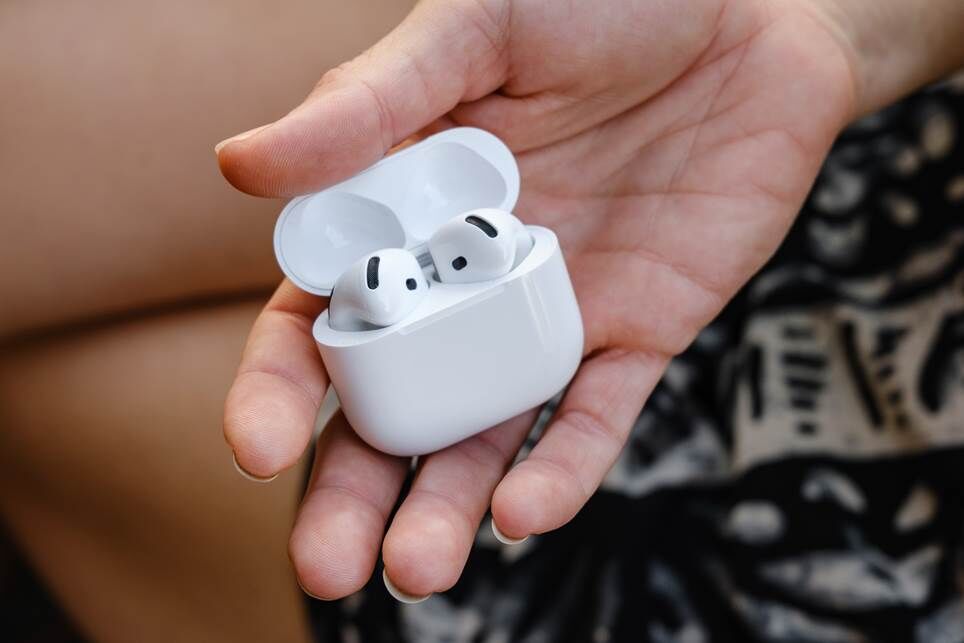 Ảnh chụp thực tế tai nghe không dây AirPods 4 của Apple.