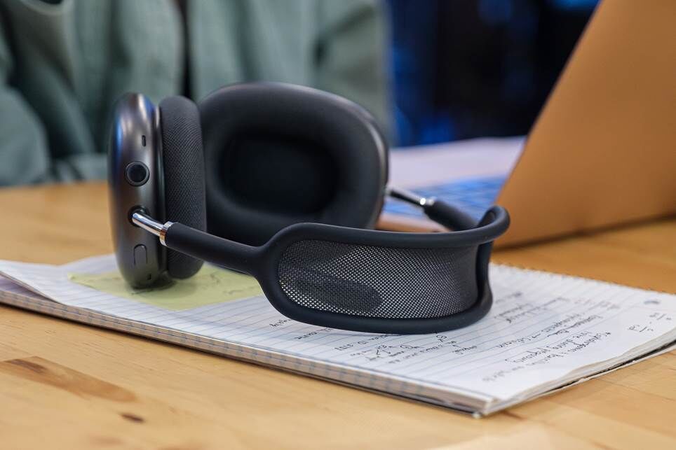Một bức ảnh về tai nghe AirPods Max của Apple trên bàn cà phê.