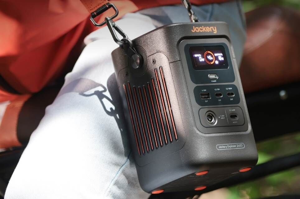 Trạm phát điện di động Jackery Explorer 240D được một người đeo trên hông.