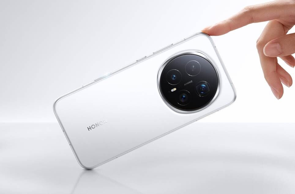 Honor Magic 8 Pro màu trắng, nằm gọn trên ngón tay