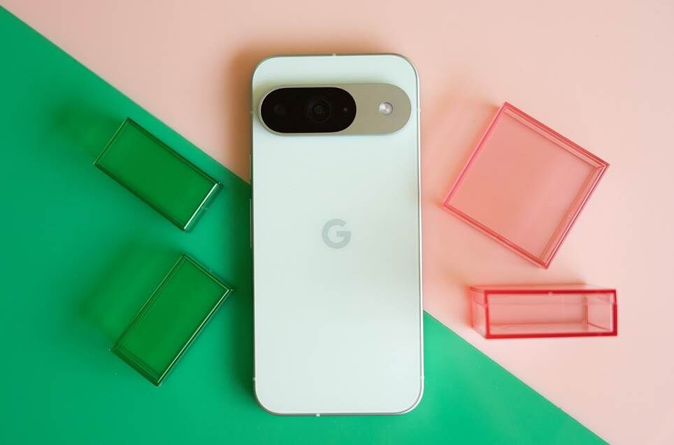 Google Pixel 9 trên nền hồng và xanh lá cây.