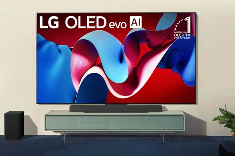 Tivi Bravia 8 II của Sony được gắn trên tường ở phía trên trung tâm truyền thông.