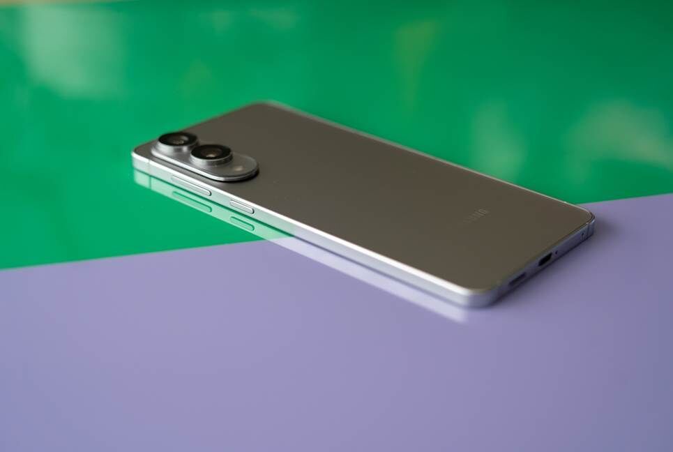 Samsung Galaxy S25 Edge trên nền đầy màu sắc